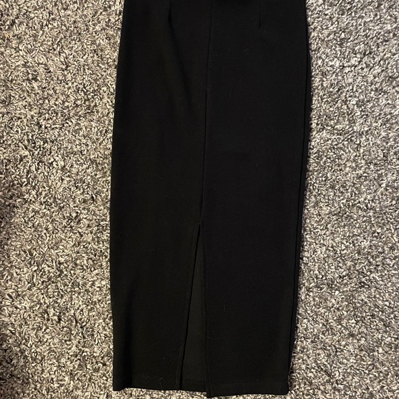 Black midi skirt with slit in the back - Picture 2 of 2